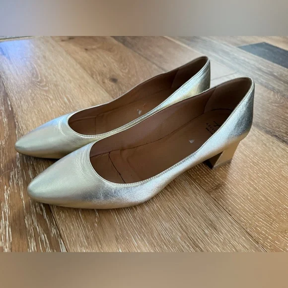 AQUATALIA
Pasha Metallic Office Pumps like new size 9 - Picture 8 of 13